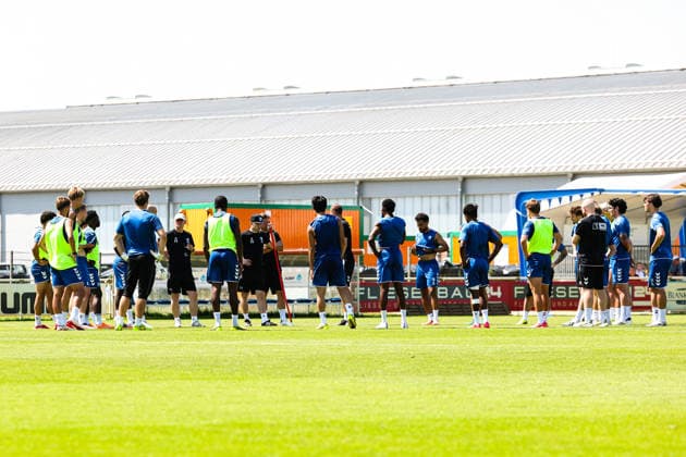 Trainer Petrik Sander (1. FC Magdeburg) mit seiner Mannschaft - 2. Fußball Bundesliga Saison 2026-2027 Training 1. FC Magdeburg an der Avnet Arena in Magdeburg - Fußball,Mann,Männer,Deutschland,15.07.2026 *** Coach Petrik Sander of 1. FC Magdeburg with his team during training for the 2026–2027 Bundesliga season at the Avnet Arena in Magdeburg. Soccer, man, men, Germany, July 15, 2026