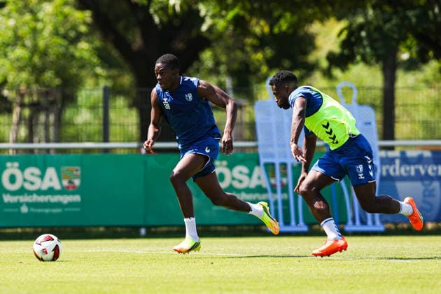 Pierre Nadjombe (l.,1. FC Magdeburg,28) gegen Daniel Heber (1. FC Magdeburg,15) - 2. Fußball Bundesliga Saison 2026-2027 Training 1. FC Magdeburg an der Avnet Arena in Magdeburg - Fußball,Mann,Männer,Deutschland,15.07.2026 *** Pierre Nadjombe, 1 FC Magdeburg, 28, vs. Daniel Heber, 1 FC Magdeburg, 15, 2026–2027 Bundesliga Season, 1 FC Magdeburg training at the Avnet Arena in Magdeburg, soccer, man,Men, Germany, July 15, 2026