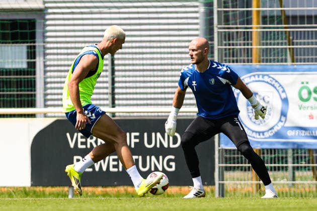 Torwart Dominik Reimann (1. FC Magdeburg,1) gegen Kevin Manthey (1. FC Magdeburg,20) - 2. Fußball Bundesliga Saison 2026-2027 Training 1. FC Magdeburg an der Avnet Arena in Magdeburg - Fußball,Mann,Männer,Deutschland,15.07.2026 *** Goalkeeper Dominik Reimann (1 FC Magdeburg, 1) vs. Kevin Manthey (1 FC Magdeburg, 20) – 2026–2027 Bundesliga Season – 1 FC Magdeburg training session at the Avnet Arena in Magdeburg – soccer, man,Men, Germany, July 15, 2026