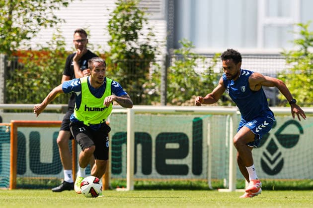 Baris Atik (l.,1. FC Magdeburg,23) gegen Herbert Bockhorn (1. FC Magdeburg,7) - 2. Fußball Bundesliga Saison 2026-2027 Training 1. FC Magdeburg an der Avnet Arena in Magdeburg - Fußball,Mann,Männer,Deutschland,15.07.2026 *** Baris Atik, 1 FC Magdeburg, 23, vs. Herbert Bockhorn, 1 FC Magdeburg, 7, 2026–2027 Bundesliga season, 1 FC Magdeburg training at the Avnet Arena in Magdeburg, soccer, man,Men, Germany, July 15, 2026