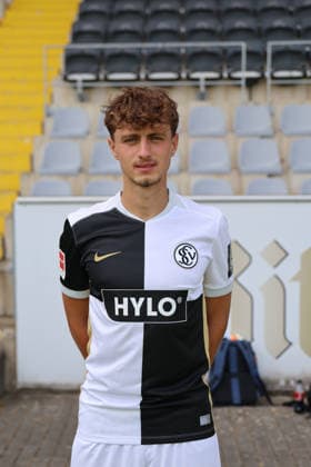 Maurice Krattenmacher; SV 07 Elversberg; 1.BL, Porträttermin 2026 2027, Elversberg Ursapharm-Arena an der Kaiserlinde Saarland Deutschland (DEU) *** Maurice Krattenmacher, SV 07 Elversberg 1 BL, Photo Shoot 2026–2027, Elversberg Ursapharm Arena at the Kaiserlinde, Saarland, Germany, DEU Copyright: xSebastianxBachx