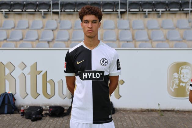 Noah Darvich; SV 07 Elversberg; 1.BL, Porträttermin 2026 2027, Elversberg Ursapharm-Arena an der Kaiserlinde Saarland Deutschland (DEU) *** Noah Darvich SV 07 Elversberg 1 BL, Photo Shoot 2026–2027, Elversberg Ursapharm Arena at the Kaiserlinde, Saarland, Germany, DEU Copyright: xSebastianxBachx