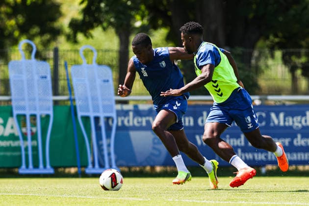 Pierre Nadjombe (l.,1. FC Magdeburg,28) gegen Daniel Heber (1. FC Magdeburg,15) - 2. Fußball Bundesliga Saison 2026-2027 Training 1. FC Magdeburg an der Avnet Arena in Magdeburg - Fußball,Mann,Männer,Deutschland,15.07.2026 *** Pierre Nadjombe, 1 FC Magdeburg, 28, vs. Daniel Heber, 1 FC Magdeburg, 15, 2026–2027 Bundesliga Season, 1 FC Magdeburg training session at the Avnet Arena in Magdeburg, soccer, man,Men, Germany, July 15, 2026