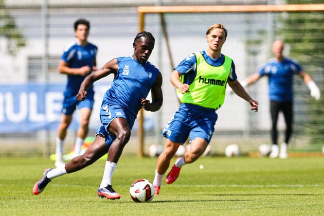 Richmond Tachie (l.,1. FC Magdeburg,29) gegen Magnus Baars (1. FC Magdeburg,35) - 2. Fußball Bundesliga Saison 2026-2027 Training 1. FC Magdeburg an der Avnet Arena in Magdeburg - Fußball,Mann,Männer,Deutschland,15.07.2026 *** Richmond Tachie, 1 FC Magdeburg, 29, vs. Magnus Baars, 1 FC Magdeburg, 35, 2026–2027 Bundesliga Season, 1 FC Magdeburg training session at the Avnet Arena in Magdeburg, soccer, man,Men, Germany, July 15, 2026