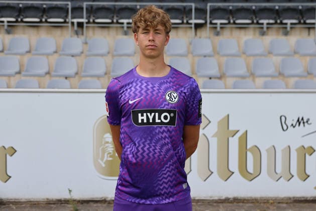 Elias Etringer; SV 07 Elversberg; 1.BL, Porträttermin 2026 2027, Elversberg Ursapharm-Arena an der Kaiserlinde Saarland Deutschland (DEU) *** Elias Etringer, SV 07 Elversberg 1 BL, Photo Shoot 2026–2027, Elversberg Ursapharm Arena at the Kaiserlinde, Saarland, Germany (DEU) Copyright: xSebastianxBachx
