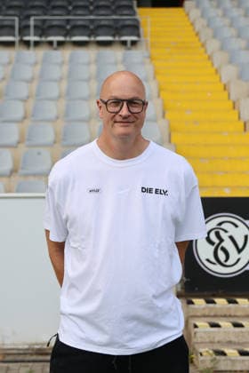 Mannschaftsarzt Frank Krämer ; SV 07 Elversberg; 1.BL, Porträttermin 2026 2027, Elversberg Ursapharm-Arena an der Kaiserlinde Saarland Deutschland (DEU) *** Team Doctor Frank Krämer, SV 07 Elversberg 1 BL, Profile Session 2026–2027, Elversberg Ursapharm Arena at the Kaiserlinde, Saarland, Germany (DEU) Copyright: xSebastianxBachx