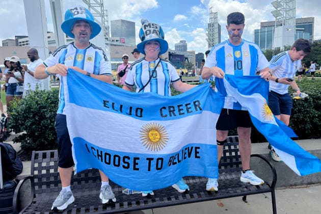Argentine fans hold up a flag ahead of the 2026 FIFA World Cup, WM, Weltmeisterschaft, Fussball semi-final match between England and Argentina at Mercedes-Benz Stadium in Atlanta, USA 15 July 2026. FIFA World Cup 2026: England - Argentina !ACHTUNG: NUR REDAKTIONELLE NUTZUNG!  Copyright: xAndreaxMontolivox AME9555 20260715-55020902584_1