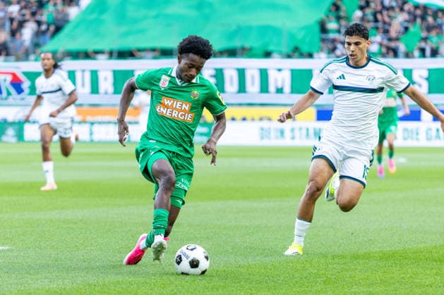 SOCCER - Rapid vs Panathinaikos, test match VIENNA,AUSTRIA,15.JUL.26 - SOCCER - ADMIRAL Bundesliga, Super League, SK Rapid Wien vs Panathinaikos Athen, test match. Image shows Moulaye Haidara (Rapid) and Triantafyllos Tsapras (Panathinaikos).  GEPAxpictures xPhilippxBrem