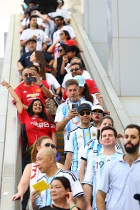 Fans make their way to the ground via an escalator England v Argentina, 2026 FIFA World Cup, WM, Weltmeisterschaft, Fussball Semi Final, Football, Atlanta Stadium, Atlanta, Georgia, USA - 15 Jul 2026Atlanta Atlanta Stadium Georgia (GA) United States of America  Copyright: xMichaelxZemanek Shutterstockx 16992756g