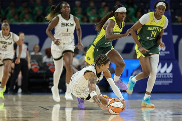 CHICAGO, USA - July 15: Natasha Cloud (9 Chicago Sky) falls with the ball during the game between the Chicago Sky and Seattle Storm at Wintrust Arena on Wednesday, July 15 in Chicago, USA  Copyright: xShainaxBenhiyoun SPPx Sportspressphoto_SPR191079