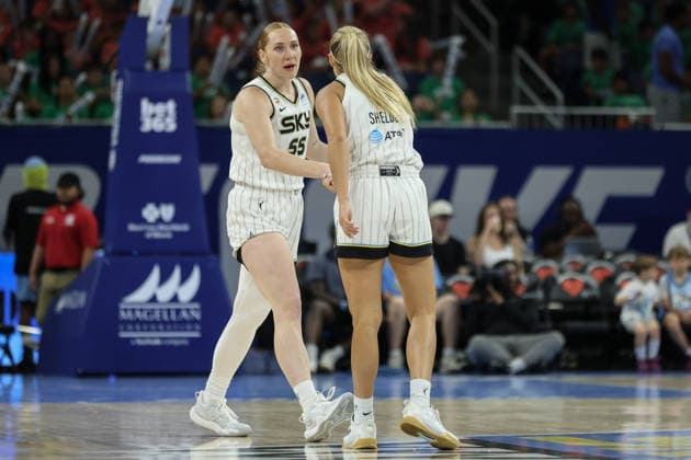 CHICAGO, USA - July 15: Chloe Bibby (55 Chicago Sky) high-fives Jacy Sheldon (0 Chicago Sky) during the game between the Chicago Sky and Seattle Storm at Wintrust Arena on Wednesday, July 15 in Chicago, USA  Copyright: xShainaxBenhiyoun SPPx Sportspressphoto_SPR191083