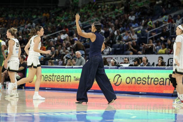 CHICAGO, USA - July 15: Skylar Diggins (4 Chicago Sky) high-fives teammates during the game between the Chicago Sky and Seattle Storm at Wintrust Arena on Wednesday, July 15 in Chicago, USA  Copyright: xShainaxBenhiyoun SPPx Sportspressphoto_SPR191084