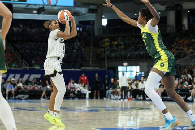 CHICAGO, USA - July 15: Sydney Taylor (12 Chicago Sky) shoots the ball during the game between the Chicago Sky and Seattle Storm at Wintrust Arena on Wednesday, July 15 in Chicago, USA  Copyright: xShainaxBenhiyoun SPPx Sportspressphoto_SPR191091