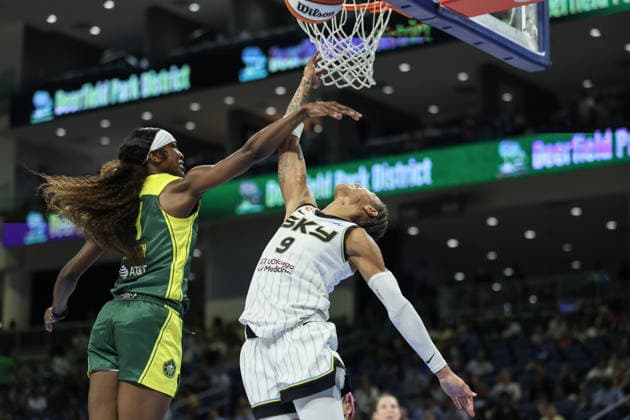 CHICAGO, USA - July 15: Flau’jae Johnson (4 Seattle Storm) fouls Natasha Cloud (9 Chicago Sky) during the game between the Chicago Sky and Seattle Storm at Wintrust Arena on Wednesday, July 15 in Chicago, USA  Copyright: xShainaxBenhiyoun SPPx Sportspressphoto_SPR191098
