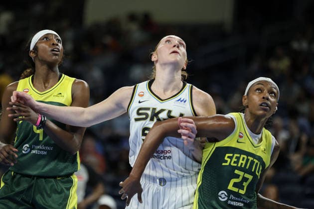 CHICAGO, USA - July 15: Chloe Bibby (55 Chicago Sky) is boxed out by Jordan Horston (23 Seattle Storm) and Flau’jae Johnson (4 Seattle Storm) during the game between the Chicago Sky and Seattle Storm at Wintrust Arena on Wednesday, July 15 in Chicago, USA  Copyright: xShainaxBenhiyoun SPPx Sportspressphoto_SPR191102