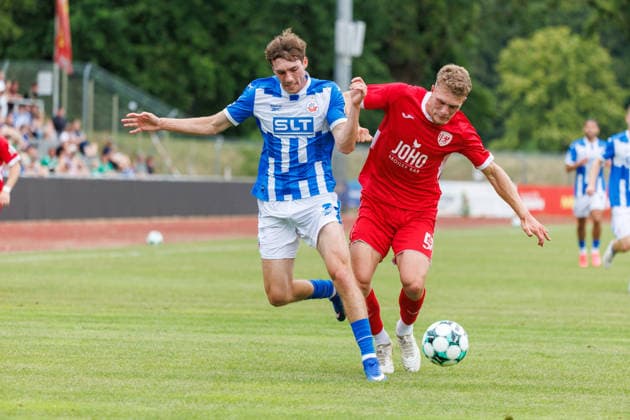 links Bernie Lennemann gegen Lukas Walchhütter; GER, FC Hansa Rostock vs. Greifswalder FC, Fußball, Männer, 3. Liga, Testspiel, Spielzeit 2026 2027, 15.07.2026 Neuruppin Volksparkstadion Brandenburg Deutschland *** Left: Bernie Lennemann vs. Lukas Walchhütter (GER), FC Hansa Rostock vs. Greifswalder FC, soccer, men s, 3. Liga, friendly match, 2026–2027 season, July 15, 2026, Neuruppin Volksparkstadion, Brandenburg, Germany