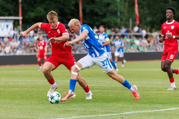 vorn Milosz Brzozowski gegen Edgar Kaizer; GER, FC Hansa Rostock vs. Greifswalder FC, Fußball, Männer, 3. Liga, Testspiel, Spielzeit 2026 2027, 15.07.2026 Neuruppin Volksparkstadion Brandenburg Deutschland *** Milosz Brzozowski vs. Edgar Kaizer (GER), FC Hansa Rostock vs. Greifswalder FC, Soccer, Men s, 3rd Division, Friendly Match, 2026–2027 Season, July 15, 2026, Neuruppin Volksparkstadion, Brandenburg, Germany