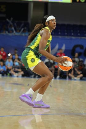 CHICAGO, IL - JULY 15: FlauÕjae Johnson 4 of the Seattle Storm shoots a three-point basket during the first half against the Chicago Sky on July 15, 2026 at Wintrust Arena in Chicago, Illinois. (Photo by Melissa Tamez Icon Sportswire) WNBA, Basketball Damen, USA JUL 15 Seattle Storm at Chicago Sky EDITORIAL USE ONLY Icon260715005