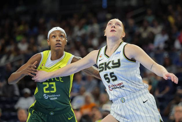 CHICAGO, IL - JULY 15: Chloe Bibby 55 of the Chicago Sky box out Jordan Horston 23 of the Seattle Storm during the first half on July 15, 2026 at Wintrust Arena in Chicago, Illinois. (Photo by Melissa Tamez Icon Sportswire) WNBA, Basketball Damen, USA JUL 15 Seattle Storm at Chicago Sky EDITORIAL USE ONLY Icon260715007
