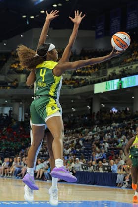 CHICAGO, IL - JULY 15: FlauÕjae Johnson 4 of the Seattle Storm drives to the basket for a layup during the first half against the Chicago Sky on July 15, 2026 at Wintrust Arena in Chicago, Illinois. (Photo by Melissa Tamez Icon Sportswire) WNBA, Basketball Damen, USA JUL 15 Seattle Storm at Chicago Sky EDITORIAL USE ONLY Icon260715009