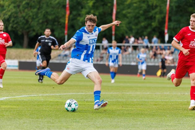 Bernie Lennemann trifft hier zum 3:0; GER, FC Hansa Rostock vs. Greifswalder FC, Fußball, Männer, 3. Liga, Testspiel, Spielzeit 2026 2027, 15.07.2026 Neuruppin Volksparkstadion Brandenburg Deutschland *** Bernie Lennemann scores here to make it 3–0 for GER, FC Hansa Rostock vs. Greifswalder FC, soccer, men s, 3. Liga, friendly match, 2026–2027 season, July 15, 2026, Neuruppin Volksparkstadion, Brandenburg, Germany