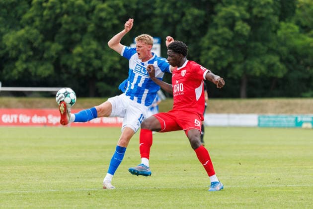 links Emil Frost Holten (Rostock) gegen Joel Aerchlimann Hüther (Greifswald); GER, FC Hansa Rostock vs. Greifswalder FC, Fußball, Männer, 3. Liga, Testspiel, Spielzeit 2026 2027, 15.07.2026 Neuruppin Volksparkstadion Brandenburg Deutschland *** Left: Emil Frost Holten (Rostock) vs. Joel Aerchlimann Hüther (Greifswald), GER, FC Hansa Rostock vs. Greifswalder FC, Soccer, Men, 3. Liga, Friendly, 2026–2027 season, July 15, 2026, Neuruppin Volksparkstadion, Brandenburg, Germany