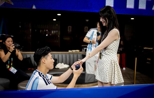 Sport Themen der Woche KW29 Sport Bilder des Tages Atlanta, USA 15th Jul 2026. Young man proposes to his girlfriend just before the match between Argentina and England England - Argentina World Cup England - Argentinien 15.07.2026 *** Atlanta, USA, July 15, 2026: A young man proposes to his girlfriend just before the match between Argentina and England. England vs. Argentina, World Cup, July 15, 2026