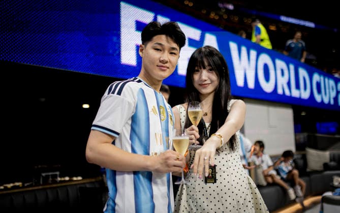Atlanta, USA 15th Jul 2026. Young man proposes to his girlfriend just before the match between Argentina and England England - Argentina World Cup England - Argentinien 15.07.2026 *** Atlanta, USA, July 15, 2026: A young man proposes to his girlfriend just before the match between Argentina and England. England vs. Argentina, World Cup, July 15, 2026