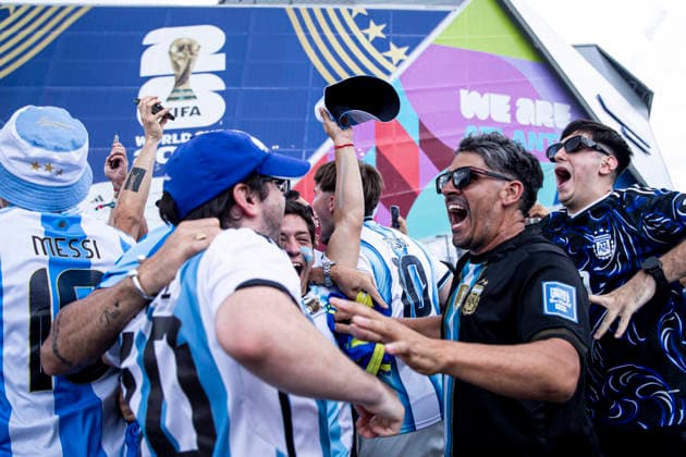 FOOTBALL : Argentina vs England Demi-finale de la Coupe du Monde de la FIFA 2026. Mercedes-Benz Stadium, Atlanta, Georgia, Etats-Unis. 15 07 2026. Des supporters argentins mettent l ambiance Ã l extÃ rieur du Mercedes-Benz Stadium avant le match Argentine Angleterre.  Copyright: xElyxandroxCEGARRAx