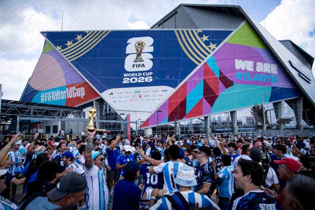 FOOTBALL : Argentina vs England Demi-finale de la Coupe du Monde de la FIFA 2026. Mercedes-Benz Stadium, Atlanta, Georgia, Etats-Unis. 15 07 2026. Des supporters argentins mettent l ambiance Ã l extÃ rieur du Mercedes-Benz Stadium avant le match Argentine Angleterre.  Copyright: xElyxandroxCEGARRAx