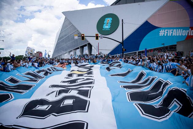 FOOTBALL : Argentina vs England Demi-finale de la Coupe du Monde de la FIFA 2026. Mercedes-Benz Stadium, Atlanta, Georgia, Etats-Unis. 15 07 2026. Des supporters argentins mettent l ambiance Ã l extÃ rieur du Mercedes-Benz Stadium avant le match Argentine Angleterre.  Copyright: xElyxandroxCEGARRAx