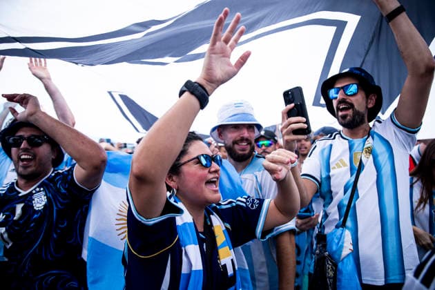 FOOTBALL : Argentina vs England Demi-finale de la Coupe du Monde de la FIFA 2026. Mercedes-Benz Stadium, Atlanta, Georgia, Etats-Unis. 15 07 2026. Des supporters argentins mettent l ambiance Ã l extÃ rieur du Mercedes-Benz Stadium avant le match Argentine Angleterre.  Copyright: xElyxandroxCEGARRAx