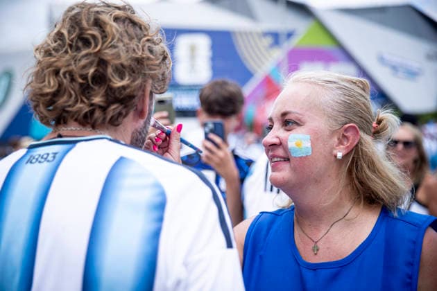 FOOTBALL : Argentina vs England Demi-finale de la Coupe du Monde de la FIFA 2026. Mercedes-Benz Stadium, Atlanta, Georgia, Etats-Unis. 15 07 2026. Des supporters argentins mettent l ambiance Ã l extÃ rieur du Mercedes-Benz Stadium avant le match Argentine Angleterre.  Copyright: xElyxandroxCEGARRAx