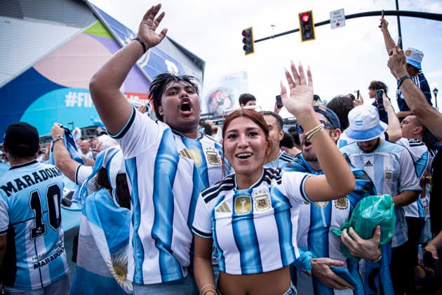 FOOTBALL : Argentina vs England Demi-finale de la Coupe du Monde de la FIFA 2026. Mercedes-Benz Stadium, Atlanta, Georgia, Etats-Unis. 15 07 2026. Des supporters argentins mettent l ambiance Ã l extÃ rieur du Mercedes-Benz Stadium avant le match Argentine Angleterre.  Copyright: xElyxandroxCEGARRAx