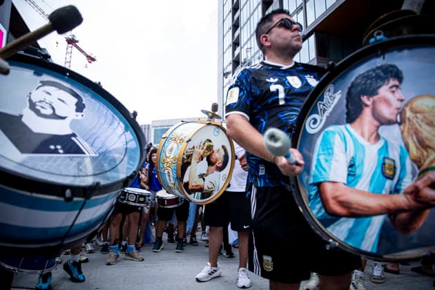 FOOTBALL : Argentina vs England Demi-finale de la Coupe du Monde de la FIFA 2026. Mercedes-Benz Stadium, Atlanta, Georgia, Etats-Unis. 15 07 2026. Des supporters argentins mettent l ambiance Ã l extÃ rieur du Mercedes-Benz Stadium avant le match Argentine Angleterre.  Copyright: xElyxandroxCEGARRAx