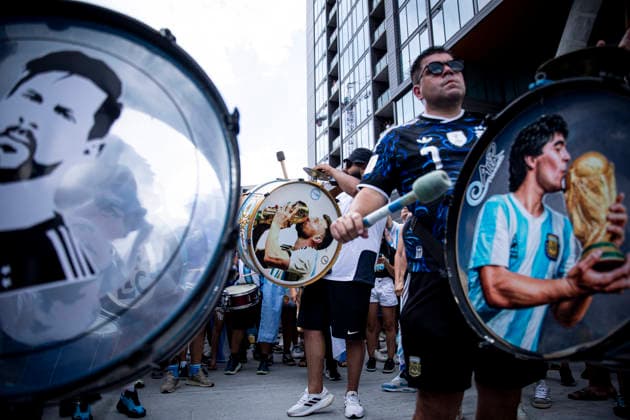 FOOTBALL : Argentina vs England Demi-finale de la Coupe du Monde de la FIFA 2026. Mercedes-Benz Stadium, Atlanta, Georgia, Etats-Unis. 15 07 2026. Des supporters argentins mettent l ambiance Ã l extÃ rieur du Mercedes-Benz Stadium avant le match Argentine Angleterre.  Copyright: xElyxandroxCEGARRAx