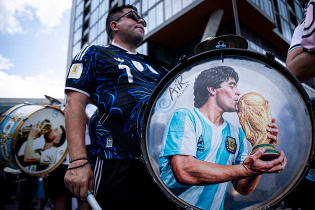FOOTBALL : Argentina vs England Demi-finale de la Coupe du Monde de la FIFA 2026. Mercedes-Benz Stadium, Atlanta, Georgia, Etats-Unis. 15 07 2026. Des supporters argentins mettent l ambiance Ã l extÃ rieur du Mercedes-Benz Stadium avant le match Argentine Angleterre.  Copyright: xElyxandroxCEGARRAx