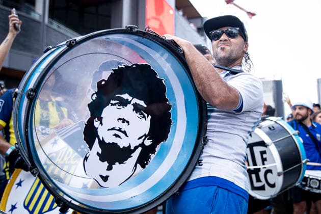 FOOTBALL : Argentina vs England Demi-finale de la Coupe du Monde de la FIFA 2026. Mercedes-Benz Stadium, Atlanta, Georgia, Etats-Unis. 15 07 2026. Des supporters argentins mettent l ambiance Ã l extÃ rieur du Mercedes-Benz Stadium avant le match Argentine Angleterre.  Copyright: xElyxandroxCEGARRAx