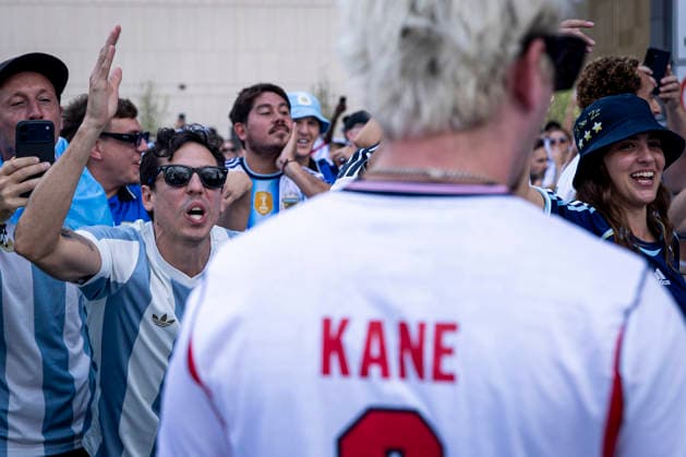 FOOTBALL : Argentina vs England Demi-finale de la Coupe du Monde de la FIFA 2026. Mercedes-Benz Stadium, Atlanta, Georgia, Etats-Unis. 15 07 2026. Des supporters argentins mettent l ambiance Ã l extÃ rieur du Mercedes-Benz Stadium avant le match Argentine Angleterre.  Copyright: xElyxandroxCEGARRAx