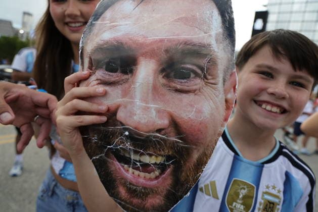 FIFA World Cup, WM, Weltmeisterschaft, Fussball 2026 semifinals - England vs Argentina Supporters of Argentina pose for a photo as they make their way to the stadium for the FIFA World Cup 2026 semifinals match England against Argentina, in Atlanta, USA, 15 July 2026. ATLANTA United States  Copyright: xCRISTOBALxHERRERA-ULASHKEVICHx