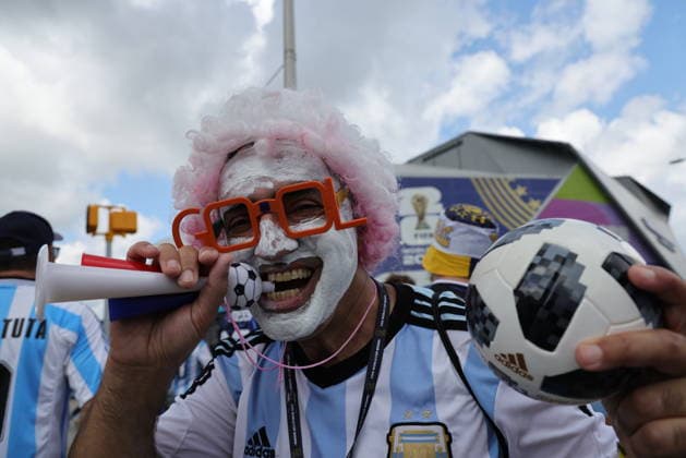 FIFA World Cup, WM, Weltmeisterschaft, Fussball 2026 semifinals - England vs Argentina Supporters of Argentina pose for a photo as they make their way to the stadium for the FIFA World Cup 2026 semifinals match England against Argentina, in Atlanta, USA, 15 July 2026. ATLANTA United States  Copyright: xCRISTOBALxHERRERA-ULASHKEVICHx
