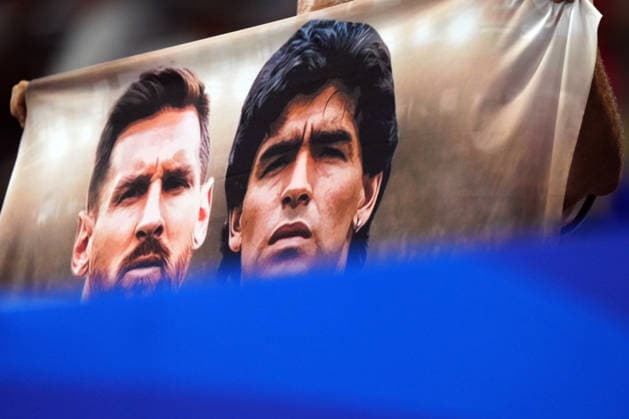 Lionel Messi and Diego Maradona on the flag of an Argentina fan ahead of kick-off England v Argentina, 2026 FIFA World Cup, WM, Weltmeisterschaft, Fussball Semi Final, Football, Atlanta Stadium, Atlanta, Georgia, USA - 15 Jul 2026Atlanta Atlanta Stadium Georgia (GA) United States of America  Copyright: xJavierxGarcia Shutterstockx 16992264h