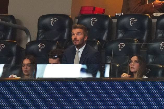 David Beckham and Victoria Beckham ahead of kick-off England v Argentina, 2026 FIFA World Cup, WM, Weltmeisterschaft, Fussball Semi Final, Football, Atlanta Stadium, Atlanta, Georgia, USA - 15 Jul 2026Atlanta Atlanta Stadium Georgia (GA) United States of America  Copyright: xJavierxGarcia Shutterstockx 16992264k