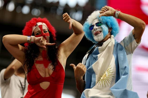 FIFA World Cup, WM, Weltmeisterschaft, Fussball 2026 semifinals - England vs Argentina A supporter of Argentina (R) and England (L) cheer ahead of the FIFA World Cup 2026 semifinals match England against Argentina, in Atlanta, Georgia, USA, 15 July 2026. ATLANTA United States  Copyright: xOLGAxFEDOROVAx