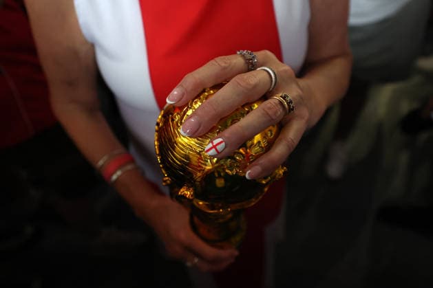 England v Argentina FIFA World Cup, WM, Weltmeisterschaft, Fussball 15 July 2026, Atlanta - FIFA World Cup Football - Semi-Final - England v Argentina - an England supporter with a patriotic finger nail holds a replica World Cup trophy - Photo: Charlotte Wilson Offside. Atlanta Georgia USA *** England gegen Argentinien – FIFA-Weltmeisterschaft am 15. Juli 2026 in Atlanta – Halbfinale der FIFA-Fußball-Weltmeisterschaft: England gegen Argentinien – Ein englischer Fan mit einem patriotisch bemalten Fingernagel hält eine Nachbildung des Weltmeisterschaftspokals in den Händen. Foto: Charlotte Wilson, Offside, Atlanta, Georgia, USA  Copyright: xCharlottexWilsonx xOffsidexOffside