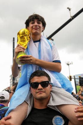 July 15, 2026, Atlanta, Georgia, United States of America: Argentina Fans holding a replica of the World Cup trophy pose for the camera during the fan march before the England vs Argentina Fourth Stage Semi-Finals match in ATLANTA, Georgia. Atlanta United States of America - ZUMAg276 20260715_zsp_g276_013 Copyright: xMalachixGabrielx