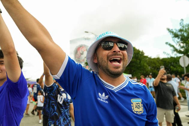 July 15, 2026, Atlanta, Georgia, United States of America: Argentina Fan cheers during the fan march before the England vs Argentina Fourth Stage Semi-Finals match in ATLANTA, Georgia. Atlanta United States of America - ZUMAg276 20260715_zsp_g276_020 Copyright: xMalachixGabrielx
