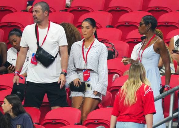 Ashlyn Castro, girlfriend of Jude Bellingham with Mark Bellingham and Denise Bellingham, parents of Jude Bellingham England v Argentina, 2026 FIFA World Cup, WM, Weltmeisterschaft, Fussball Semi Final, Football, Atlanta Stadium, Atlanta, Georgia, USA - 15 Jul 2026Atlanta Atlanta Stadium Georgia (GA) United States of America  Copyright: xJavierxGarcia Shutterstockx 16992264s