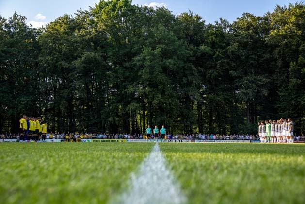 LOENEN , 15-07-2026 , Sportpark Lonapark , season 2026 2027 , Dutch pre-season football , friendly match between Vitesse and AEK Athens , picture shows Players and officials line up for a minute of silence for referee Rob Dieperink who passed away recently Vitesse - AEK Athens  x205043468x Copyright: