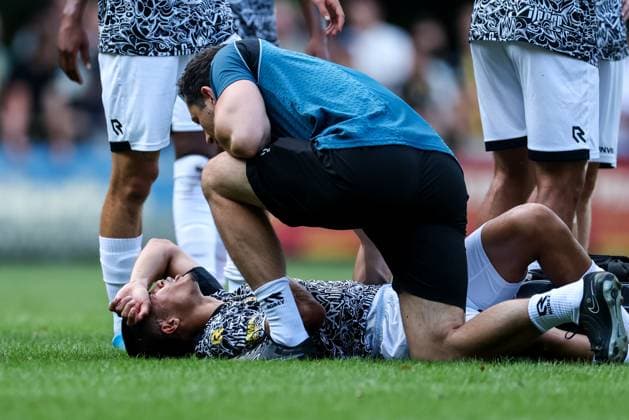 LOENEN , 15-07-2026 , Sportpark Lonapark , season 2026 2027 , Dutch pre-season football , friendly match between Vitesse and AEK Athens , picture shows Vitesse player Xiamaro Thenu receives medical attention Vitesse - AEK Athens  x205043472x Copyright: